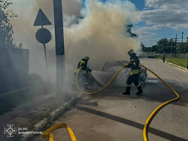 В селі на Вінниччині загорівся легковик
