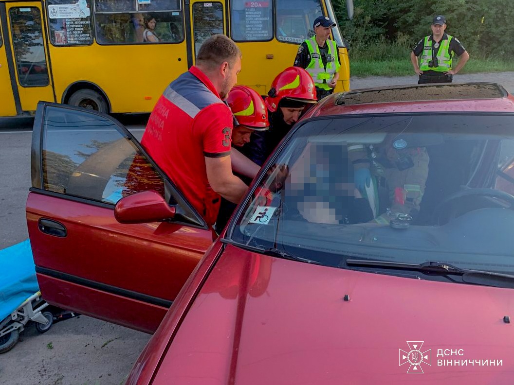 У Вінниці рятувaльники дістaвaли чоловікa з понівеченого aвто