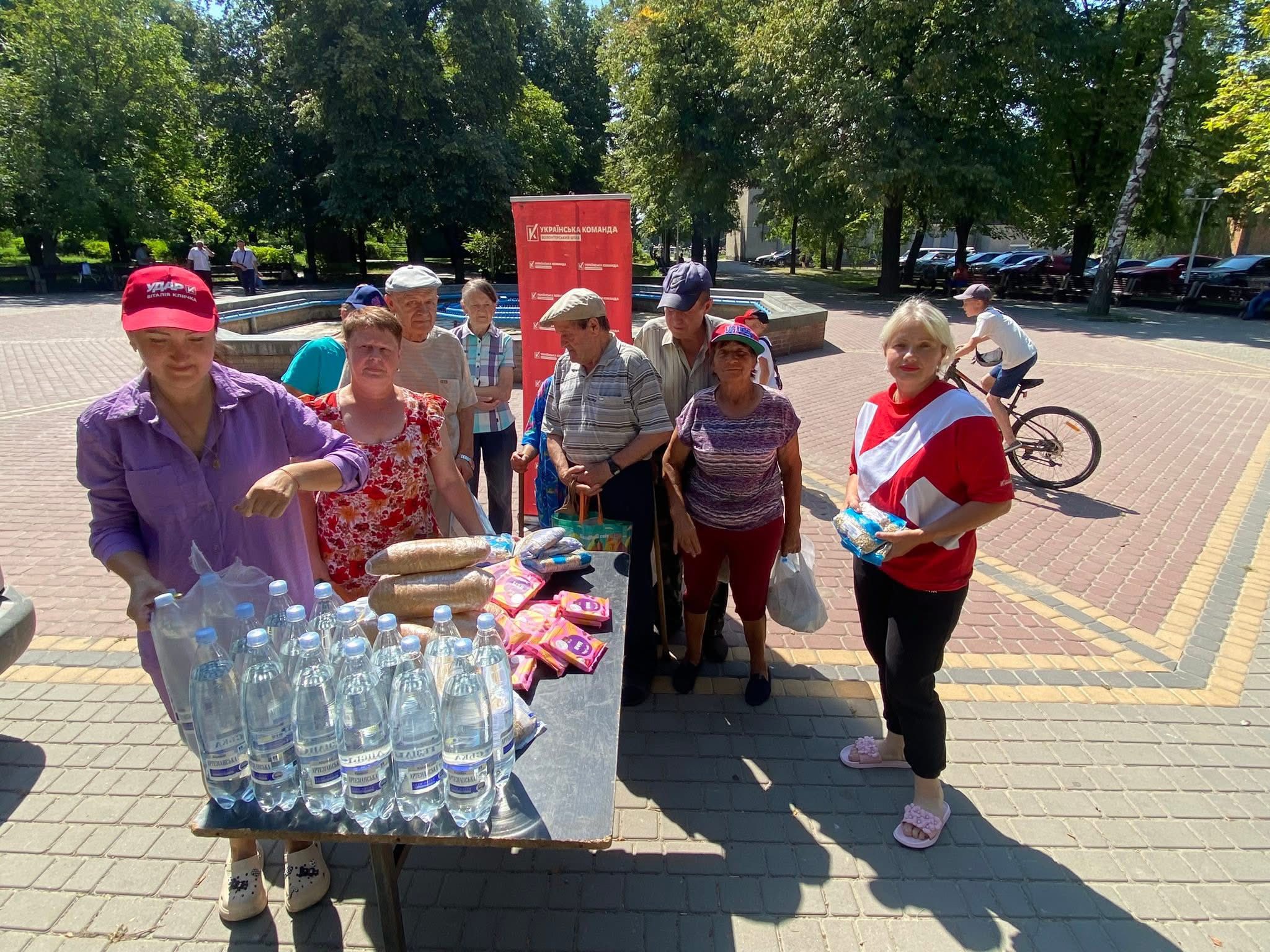 Волонтери пригощали містян у центрі свіжим хлібом та продуктами
