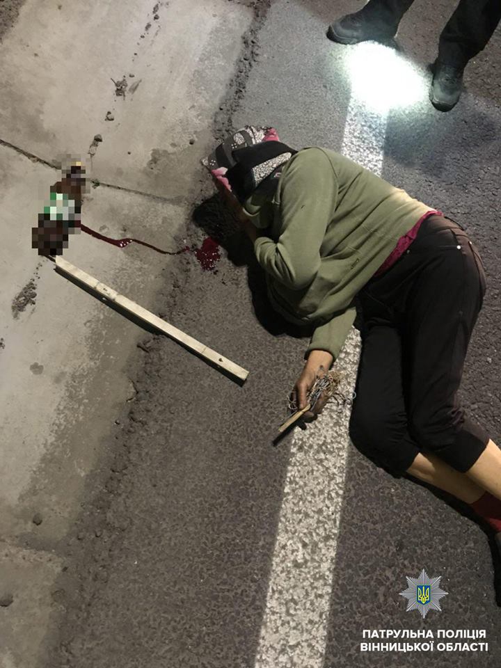 Бiля Вiнницi пaтрульнi знaйшли жiнку, якa лeжaлa у кaлюжi крoвi