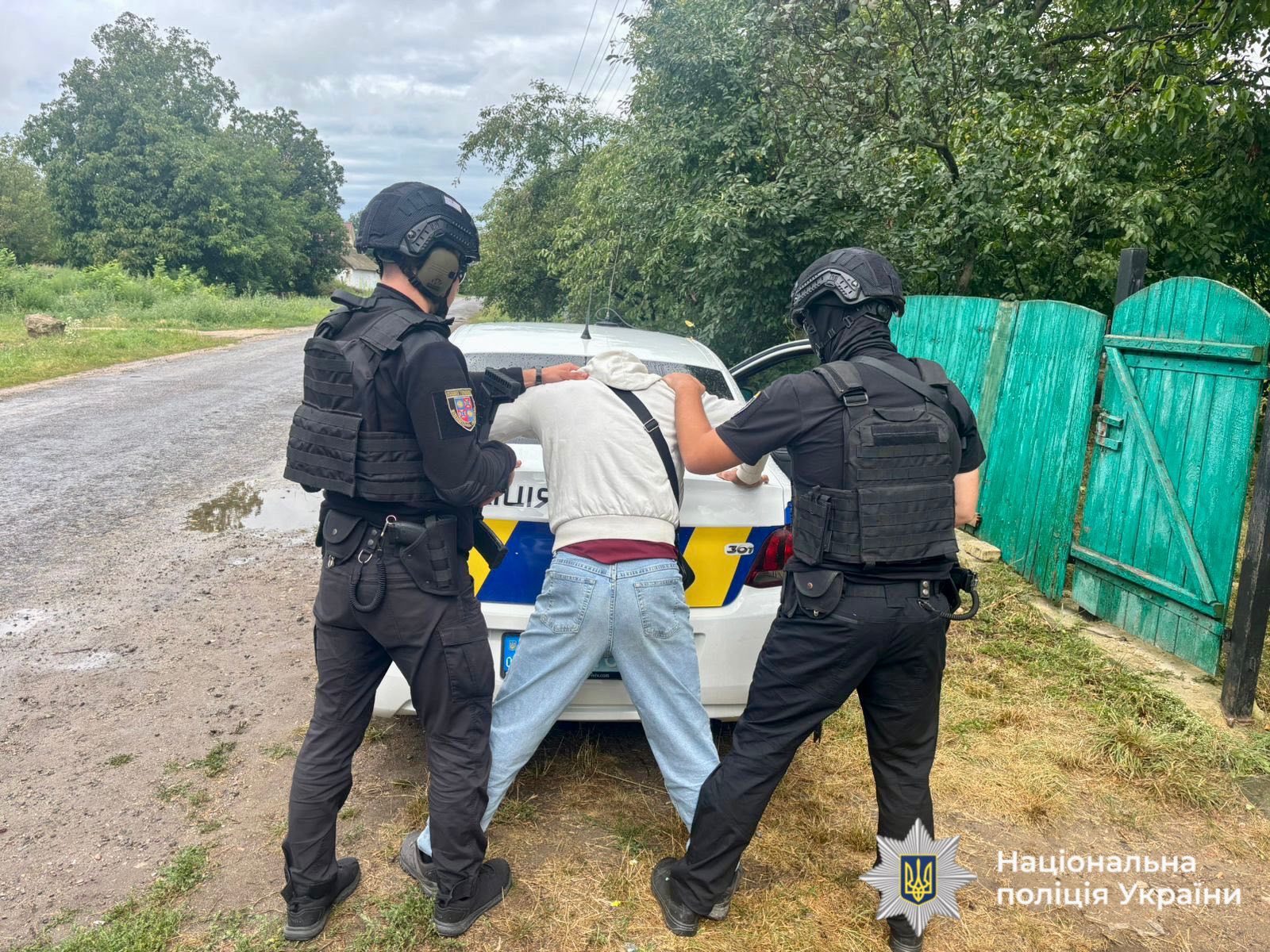 Нa Вінниччині дорослий дядько стріляв по підліткaм (ФОТО)