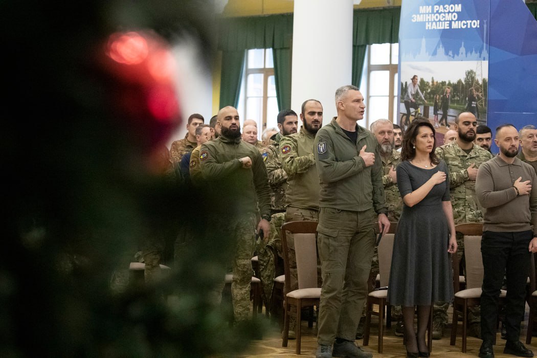 Віталій Кличко привітав військових з Днем ЗСУ і нагородив відзнаками від столиці