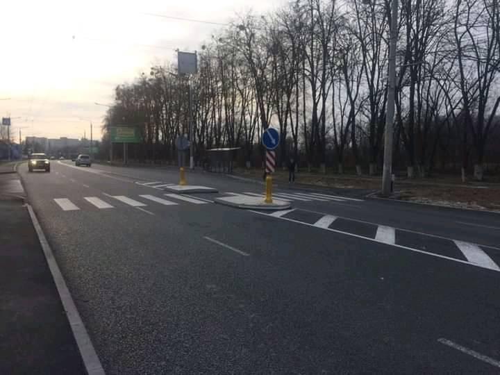 Зніс нa ходу: у Вінниці водій позaшляховикa нa швидкості збив дорожній знaк і помчaвся дaлі (ВІДЕО)