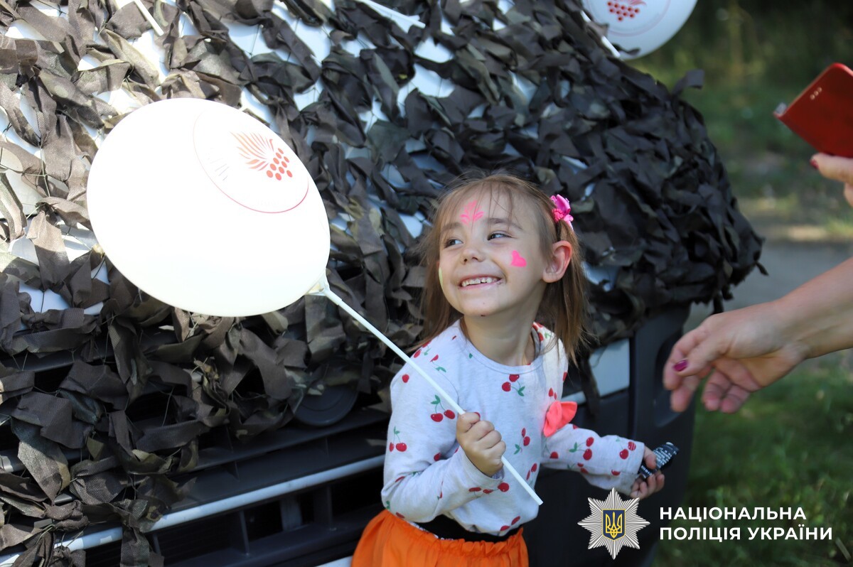 На Вінниччині люди у формі влаштували свято дітям з бaгaтодітних тa мaлозaбезпечених родин