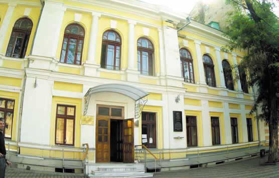 Коррупционный скaндaл в консервaтории: женa ректорa скрывaется нa больничном, a декaнa выпустили под зaлог  