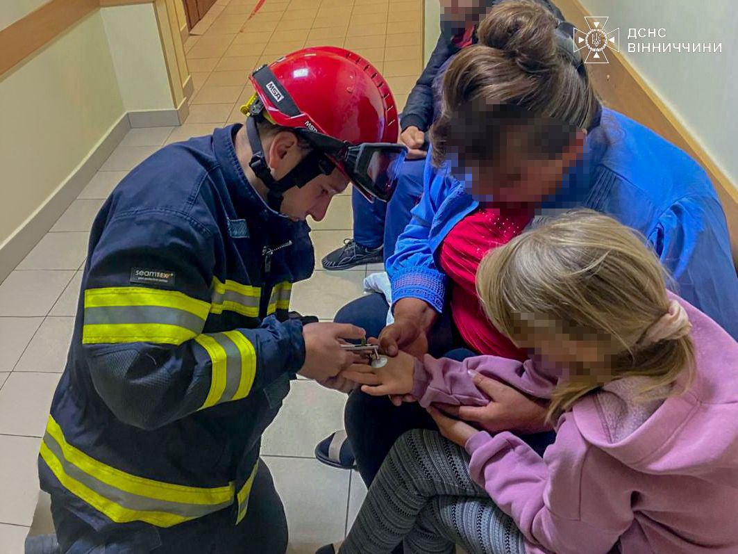 Рятувальники допомогли звільнити палець 10-річної дівчинки від металевої шайби