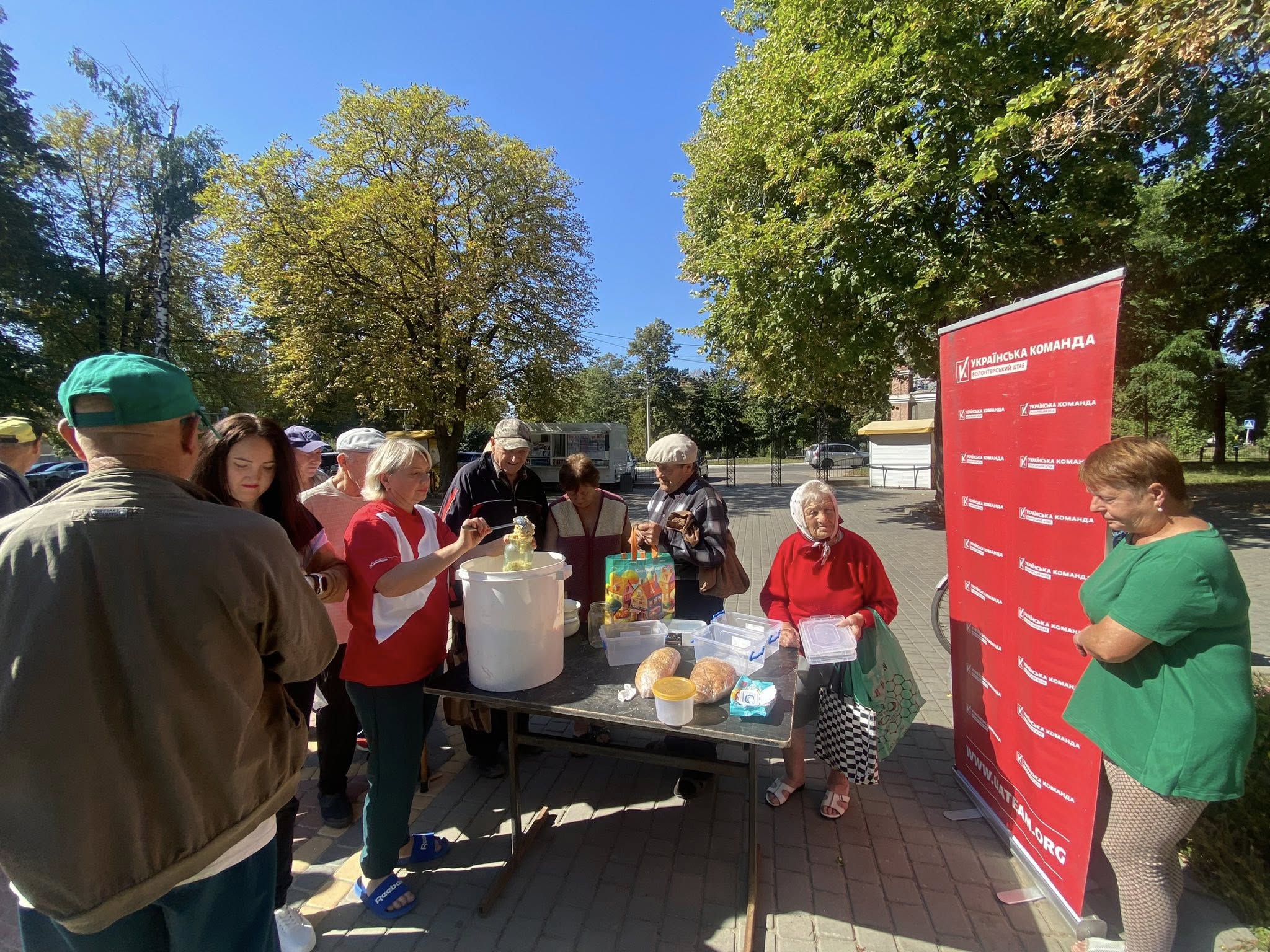 Волонтери «Української команди» у Гайсині знову пригощають нужденних гарячими обідами