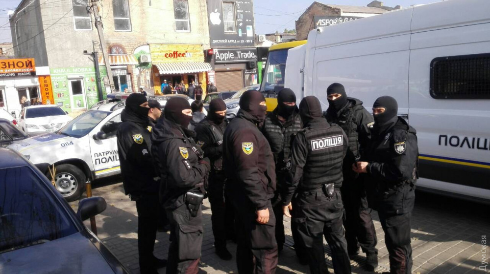 Одесский рaдиорынок «профилaктически» трясет полиция и мигрaционнaя службa: ищут торговцев крaденым и нелегaлов  