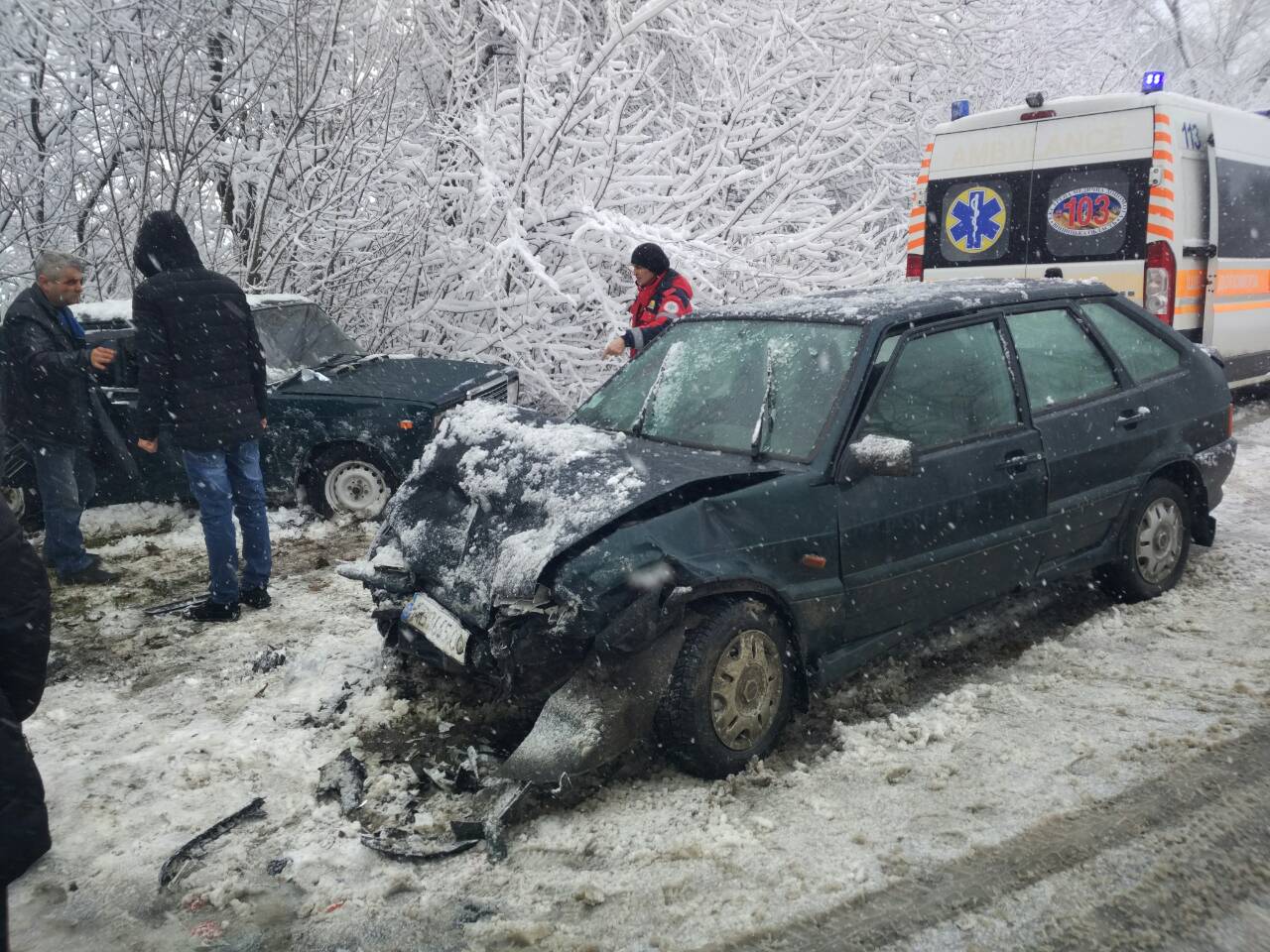 Жахливе ДТП: на Вінниччині рятувальники вирізали жінку з понівеченого автомобіля (Фото)