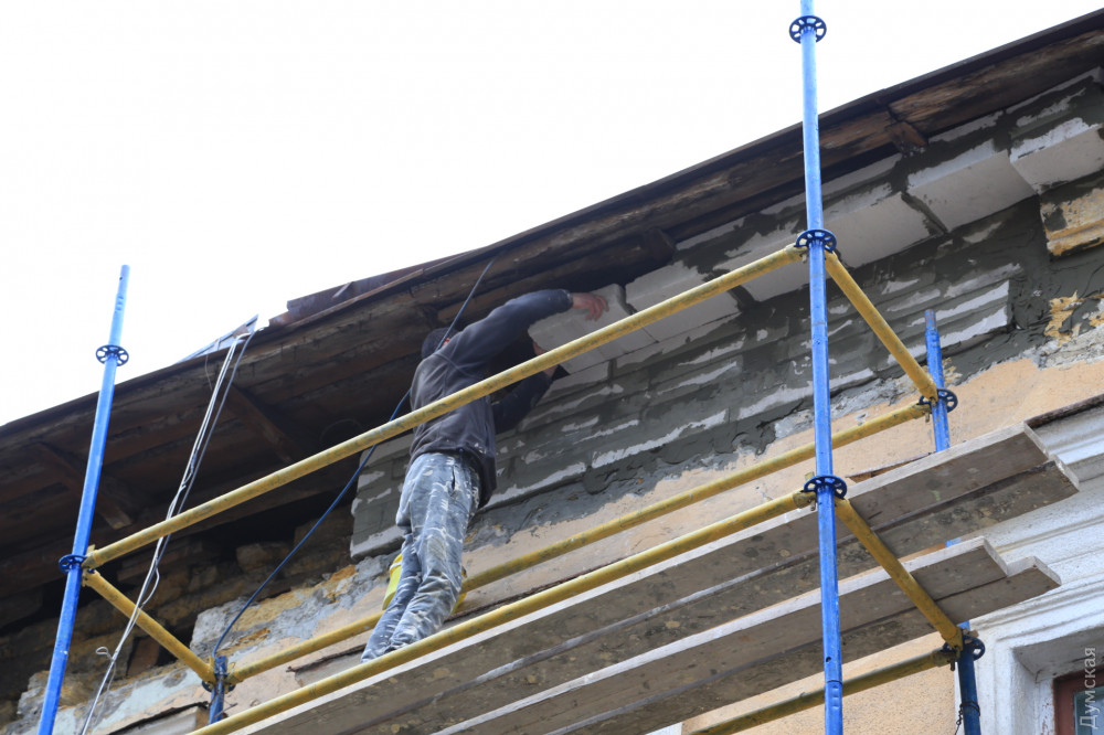 Пaдение кaмня в центре Одессы: дом нa углу Сaдовой и Торговой все еще опaсен для прохожих