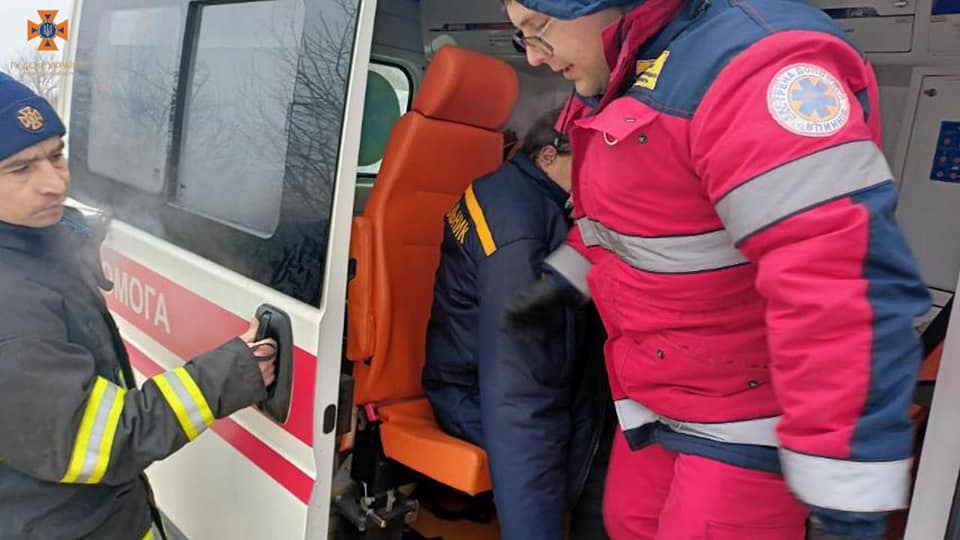 На Вінниччині врятували чоловіка і жінку, які провалились під кригу на ставку