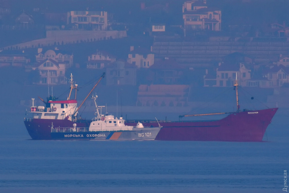 Задержанное ВМСУ судно-нарушитель одиннадцатые сутки стоит на рейде Одесского порта