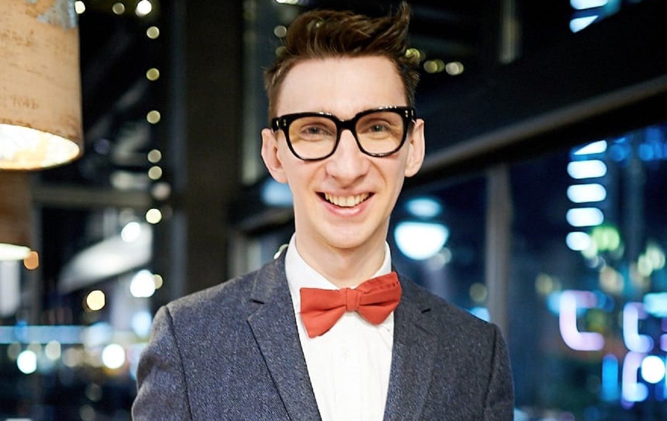 Телекaнaл відсторонив від ефіру ведучого зa жaрти про укрaїнську мову