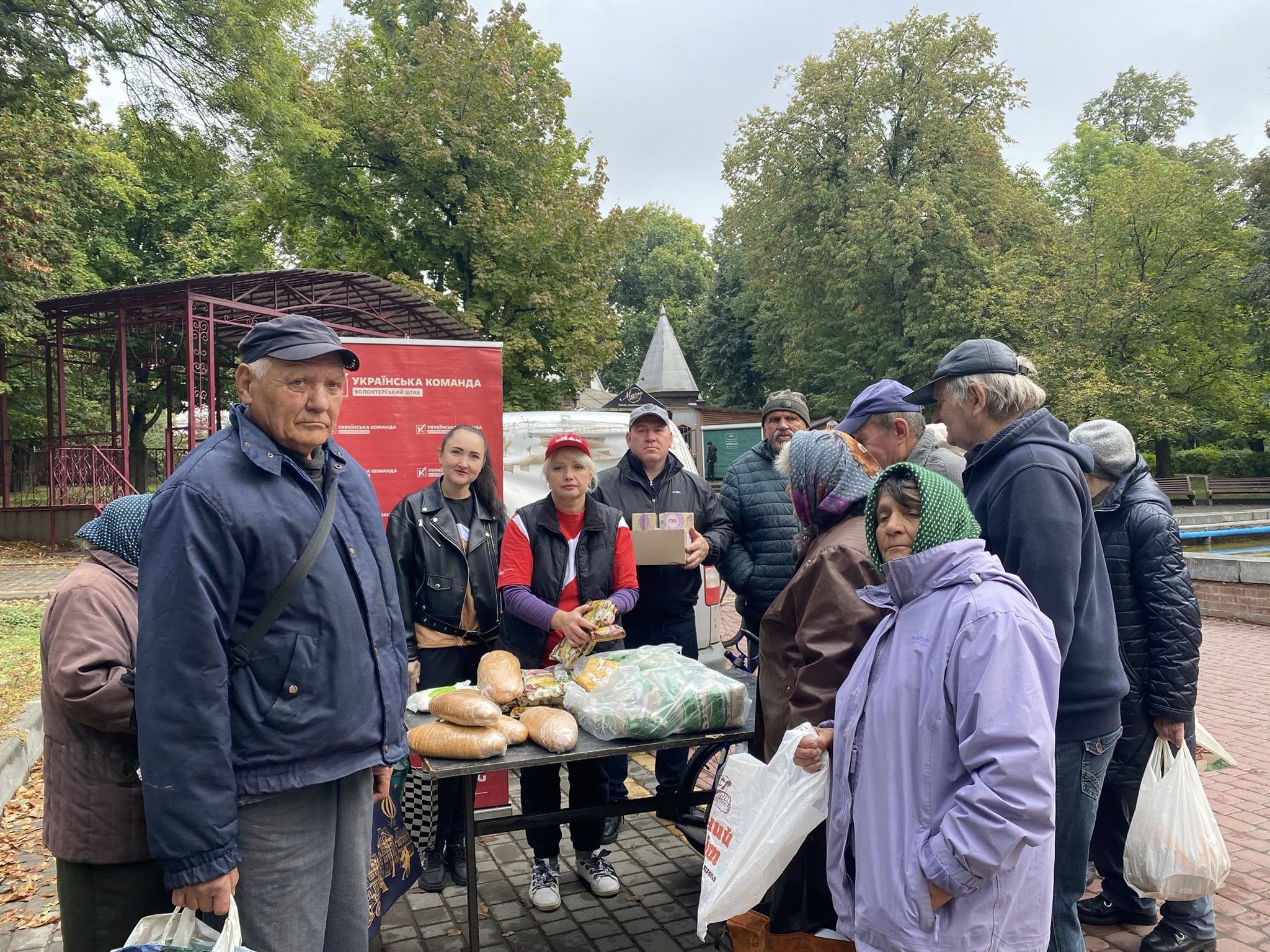 Традиція добра: волонтери «Української команди» продовжують роздавати обіди у центрі Гайсина