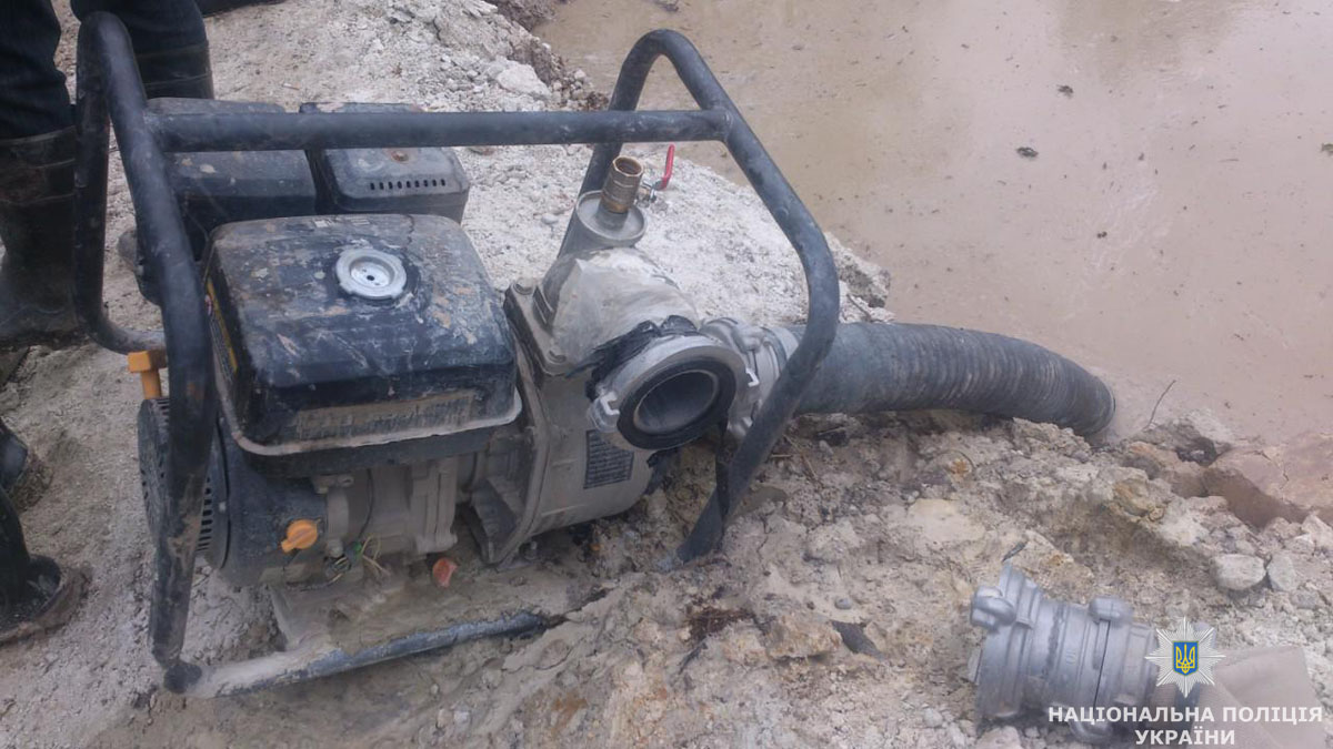 Поліцейські Житомирщини затримали чергову групу нелегалів-бурштиношукачів