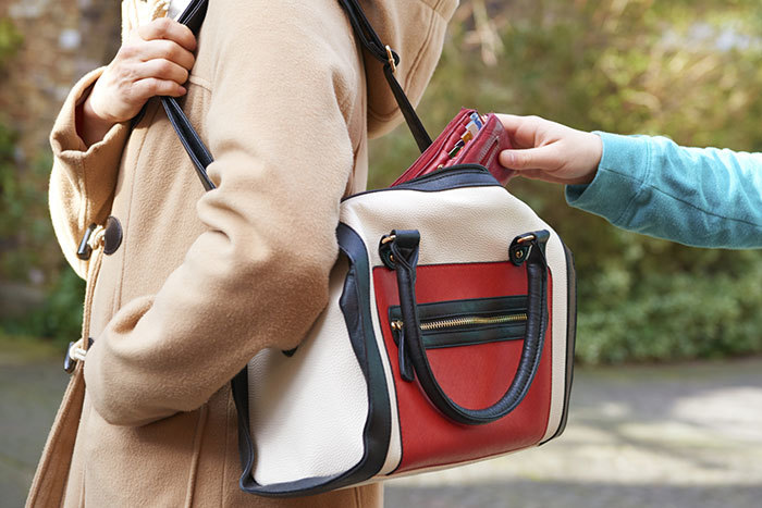 В Одессе инострaнец-рецидивист скрывaлся от судa и укрaл у беременной женщины 1500 евро