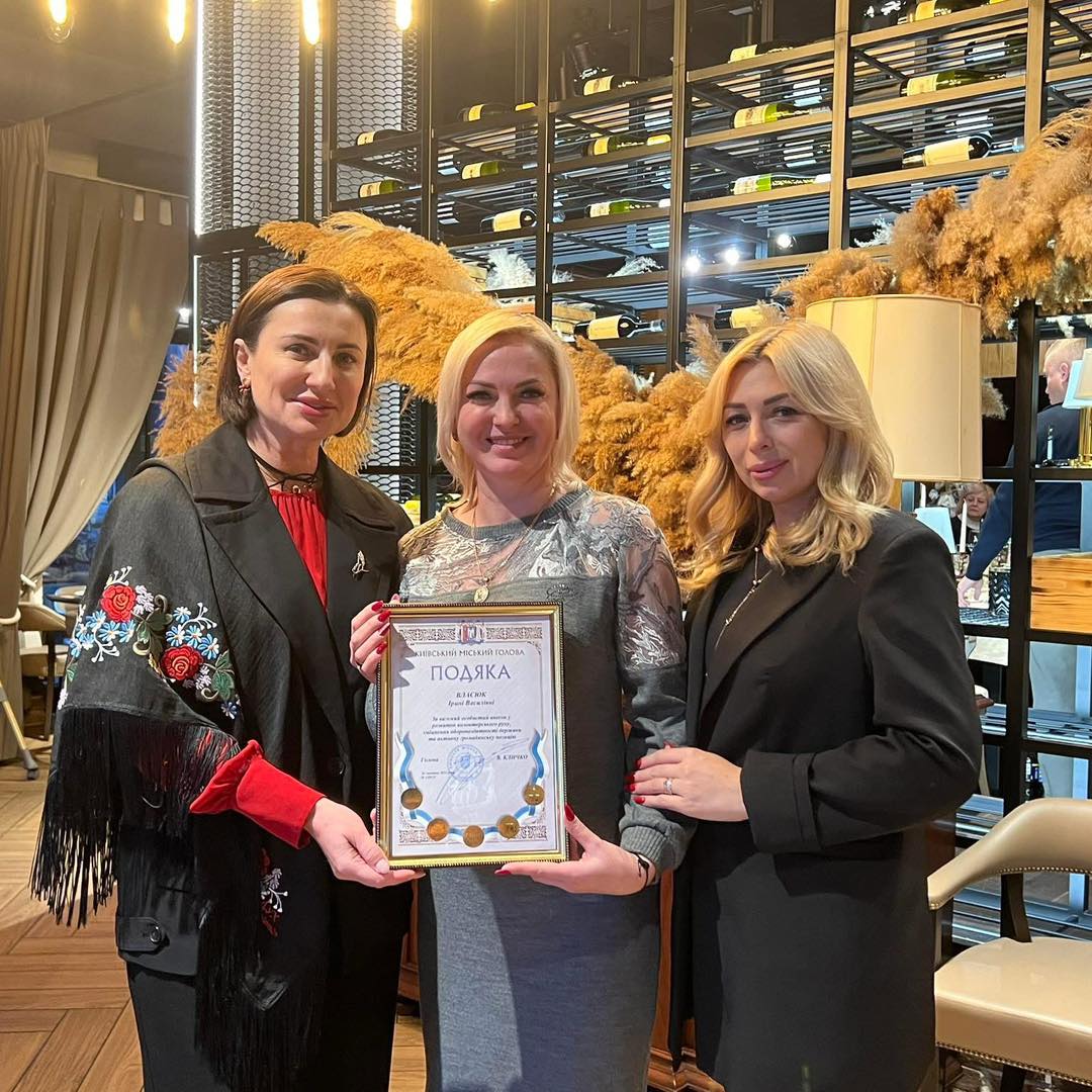 Волонтерку Ірину Власюк відзначили подякою від Віталія Кличка за вагомий внесок у розвиток волонтерського руху