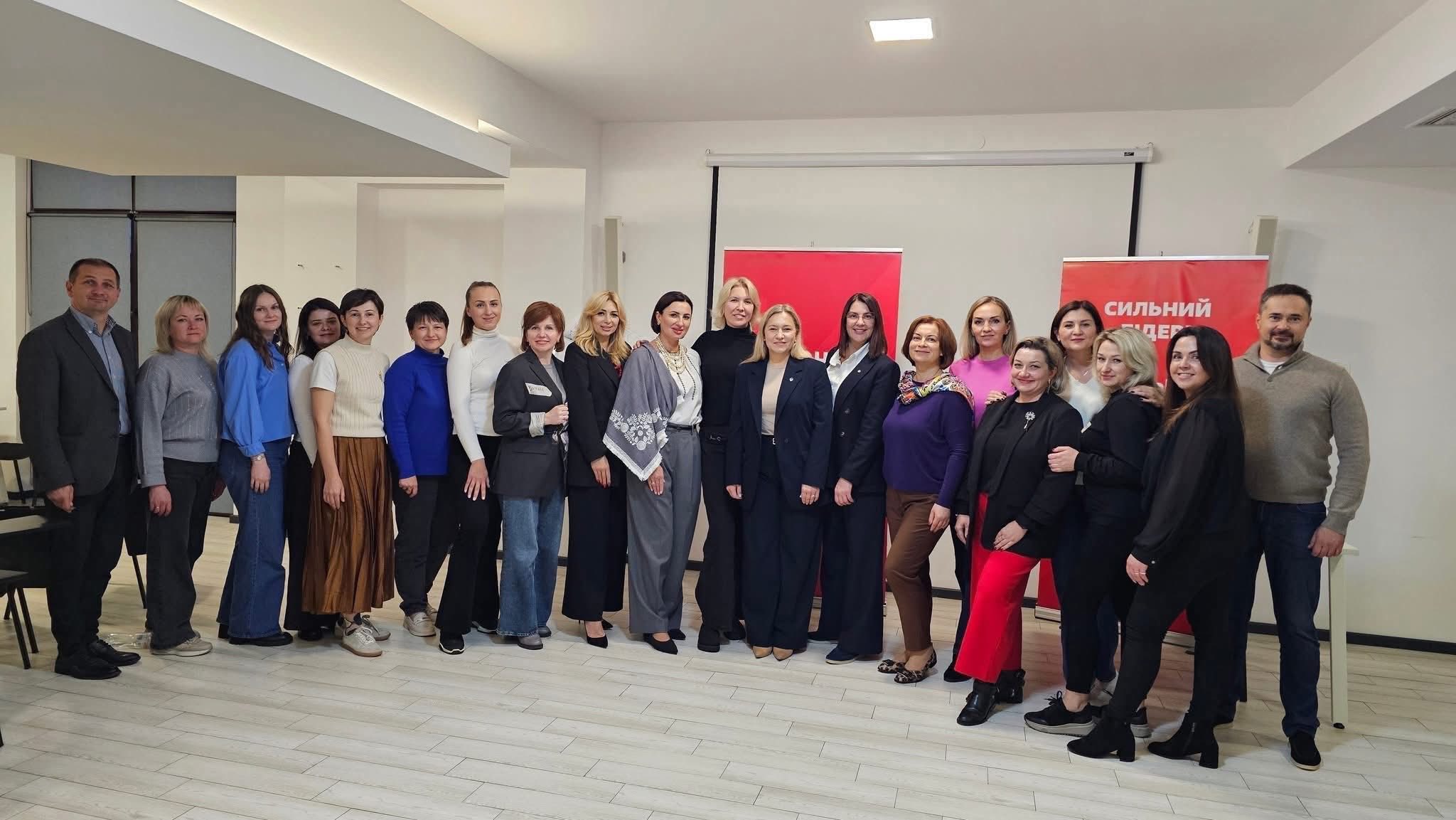 Жіноча сила єдності: у Дрогобичі встановили рекорд із полотном любові до ЗСУ