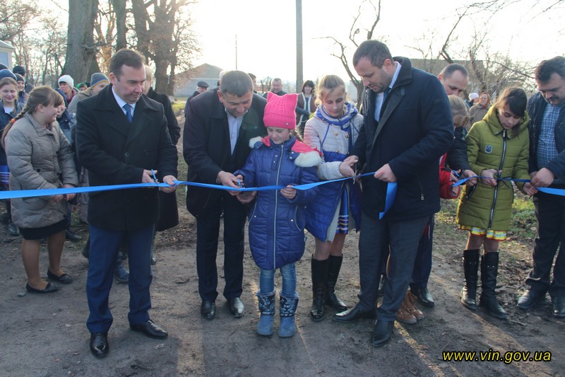 В селі на Вінниччині відкрили оновлений сільський стадіон та ігровий майданчик