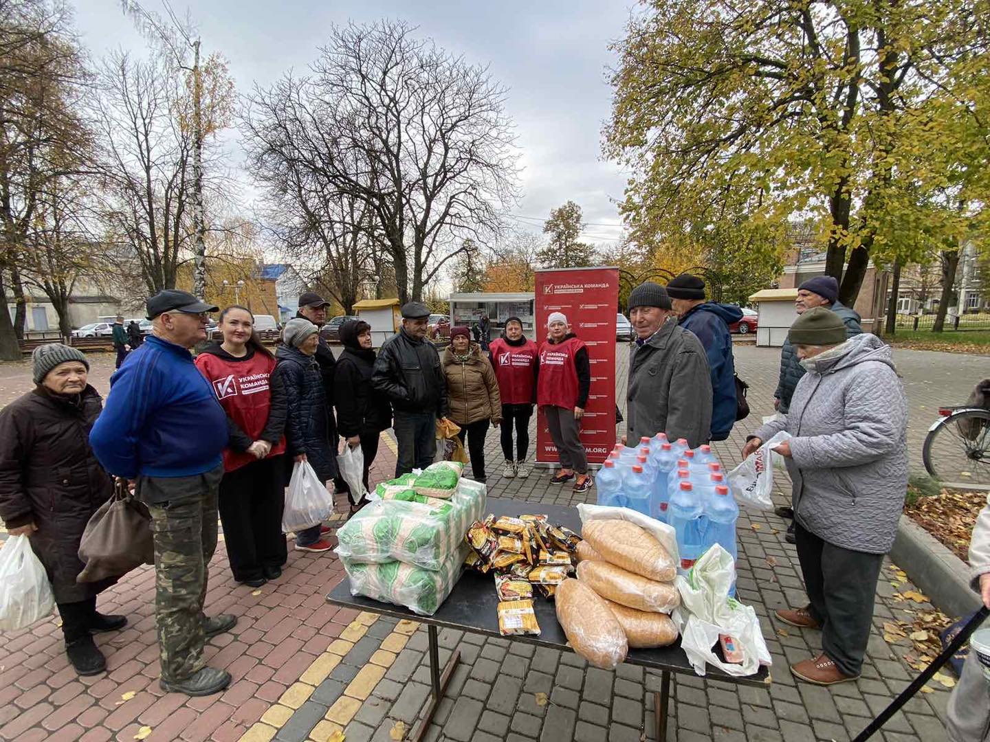 У центрі Гайсина волонтери «Української команди» знову роздають продукти тим, хто потребує підтримки