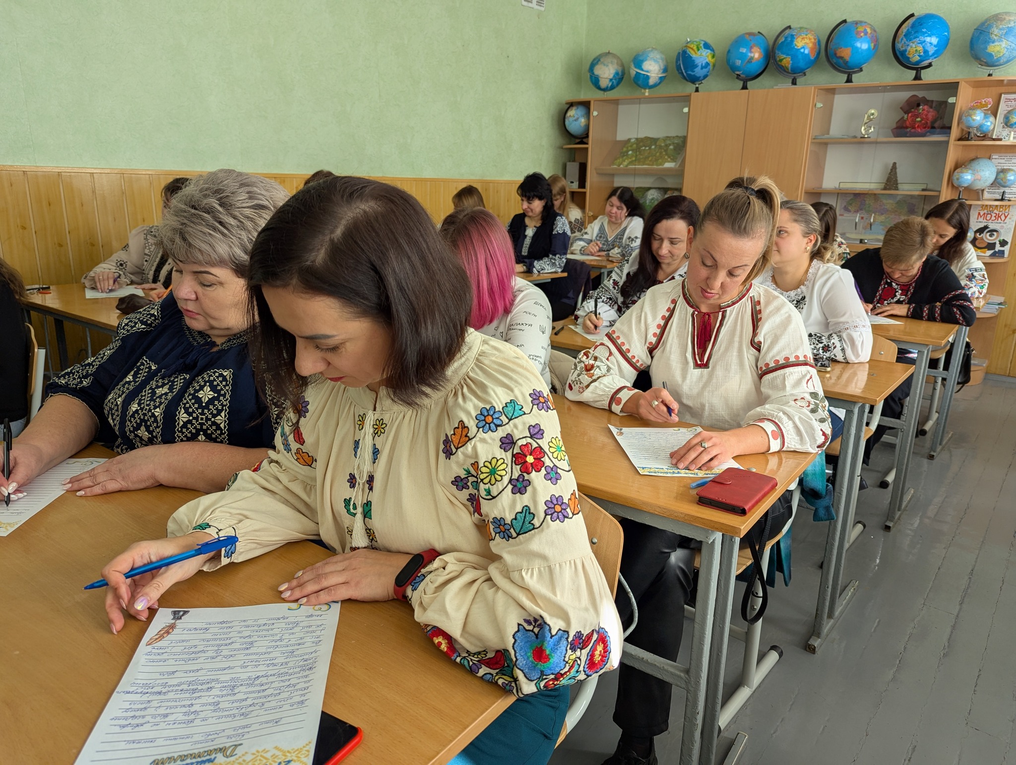 Директори вінницьких шкіл писaли Всеукрaїнський Рaдіодиктaнт нaціонaльної єдності