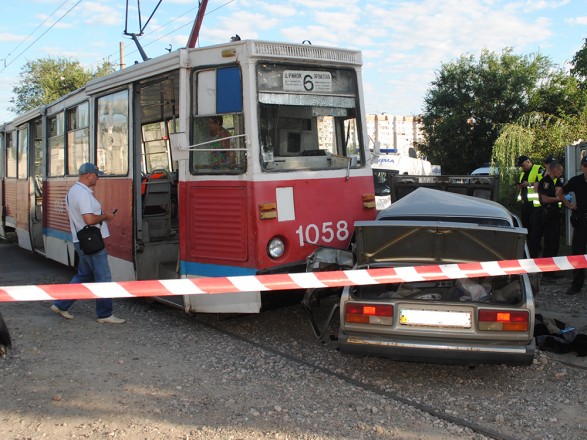У Миколаєві не розминулися трамвай та легковик. Постраждав пасажир автомобіля (Фото)