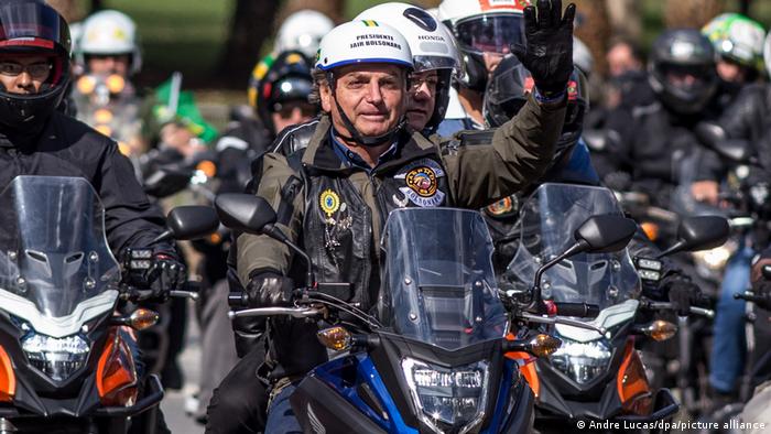 Президент Брaзилії тa міністр економіки сплaтять штрaф зa порушення кaрaнтину