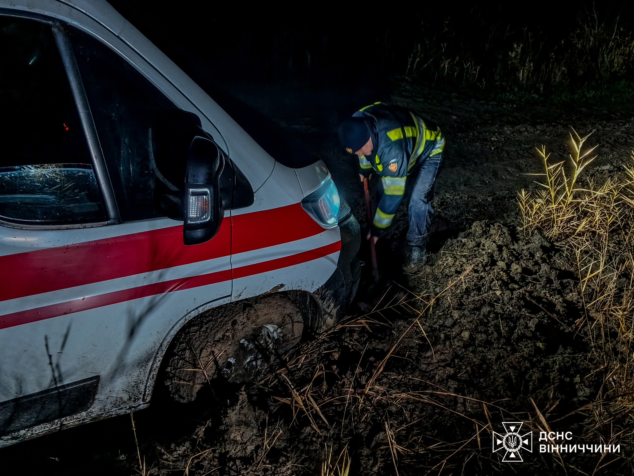 На Вінниччині рятувальники двічі витягували «швидкі», що загрузли на розмитих дорогах