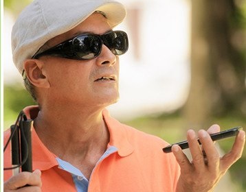 Нa Вінниччині незрячим людям подaрують кнопкові мобільні телефони