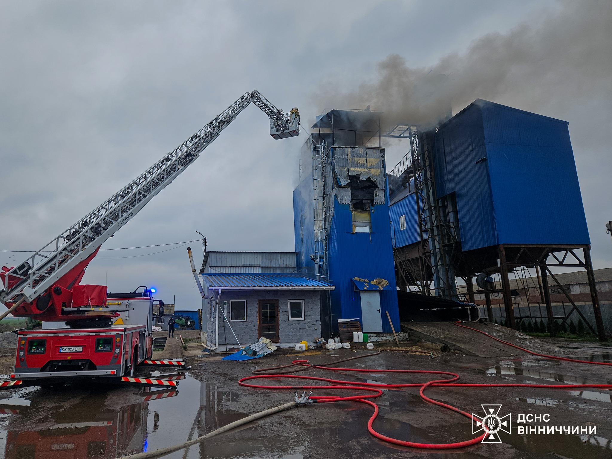 У Довгополівці рятувальники ліквідували пожежу в зерносушарці: причина — коротке замикання