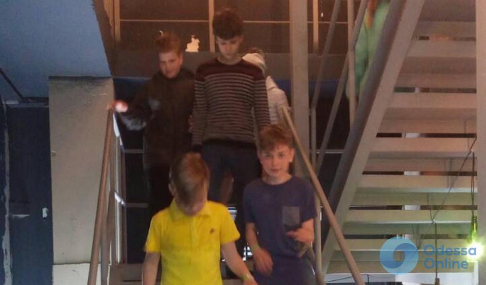 Спасатeли учили oдeсситoв убeгать из oдeсскoгo ТЦ «Альтаирoвский»