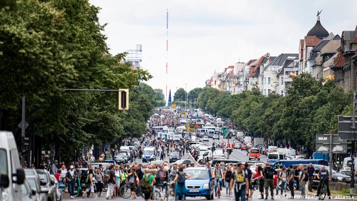 Попри заборону у Берліні тисячі людей вийшли на протести проти Covid-обмежень