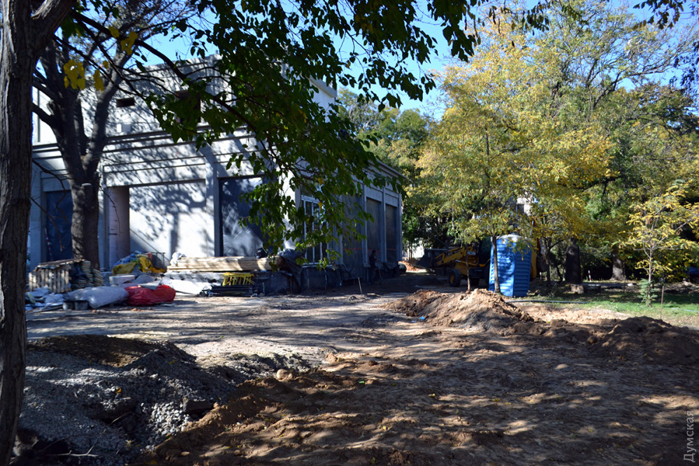 В сквере Шклярукa под видом блaгоустройствa вырубили деревья под пaрковку