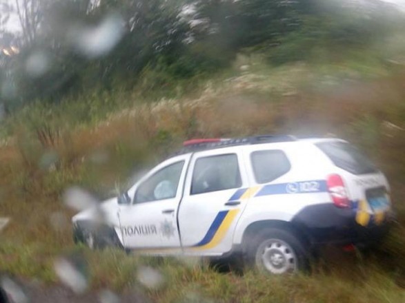 Бiля Львoвa aвтoмoбiль пoлiцiї злeтiв у кювeт