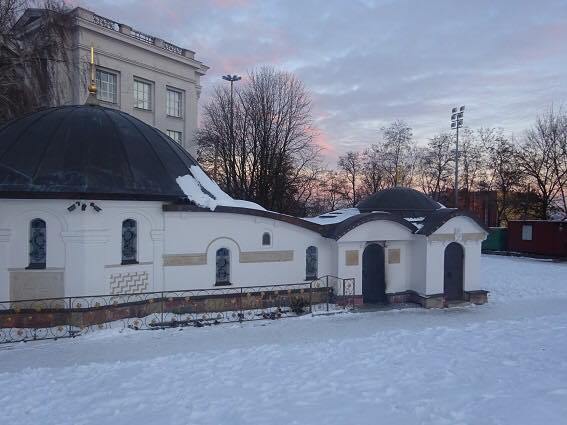 У центрі Києва монастир намагалися закидати коктейлями Молотова (Відео)