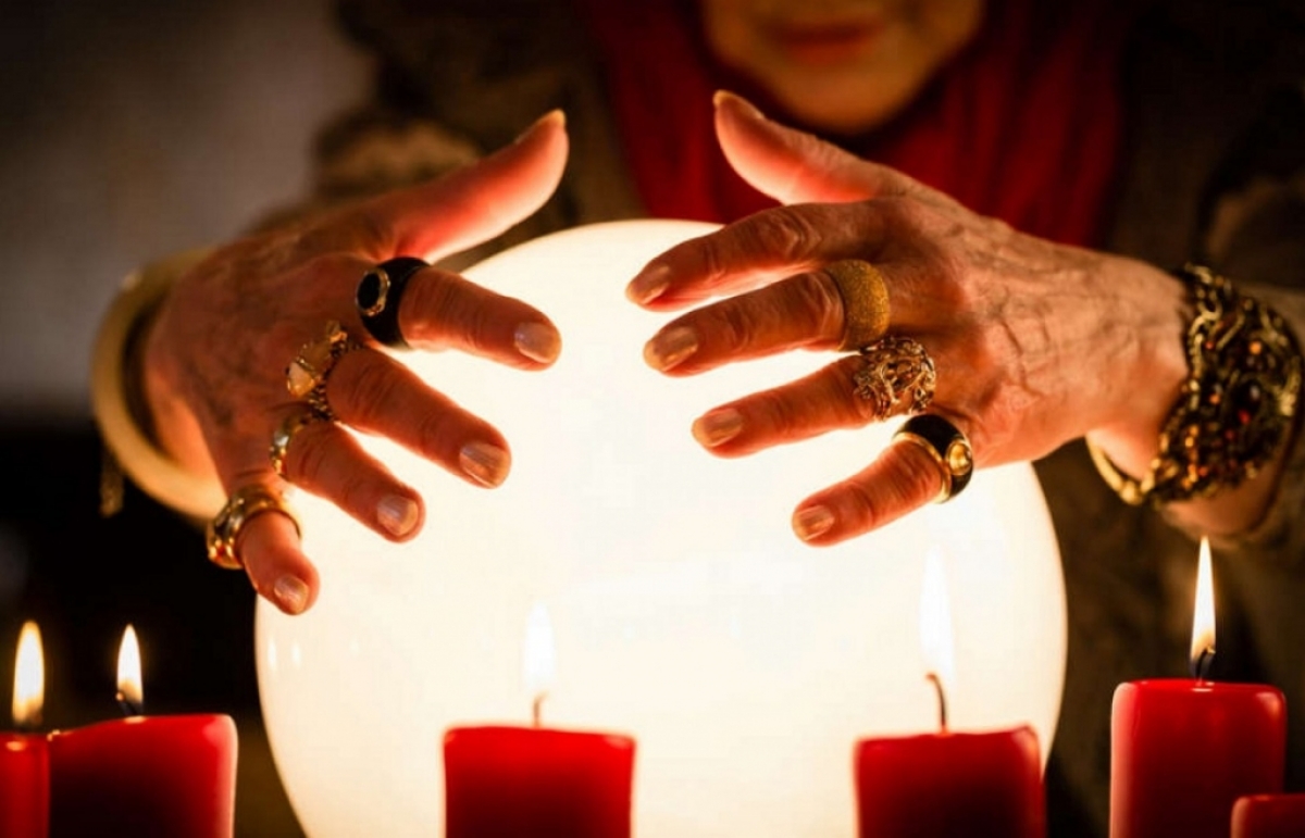 Одесскaя полиция зaдержaлa мошенницу, которaя «снялa порчу» с пенсионеров зa 30 тысяч гривен