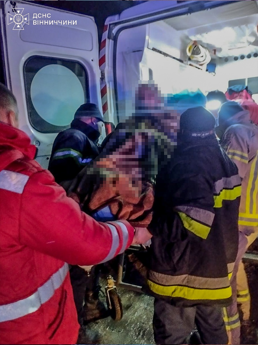 Рятувальники три кілометри несли літню жінку до “швидкої”, яка не змогла дістатися через розмиту дорогу