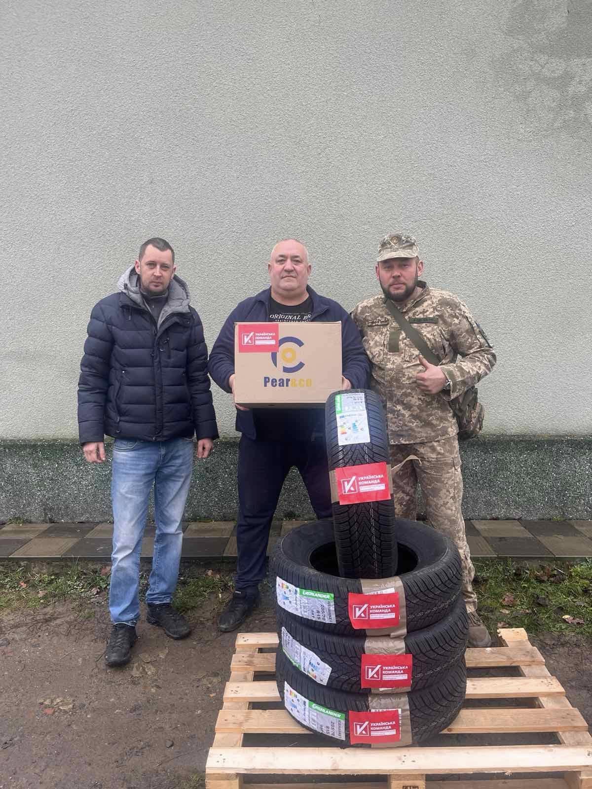 Волонтери “Української команди” Бершадщини передали шини на передову для свого земляка Івана Даценка