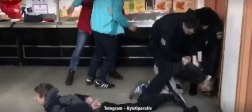 У Києві підлітки влаштували масову бійку та погром у супермаркеті