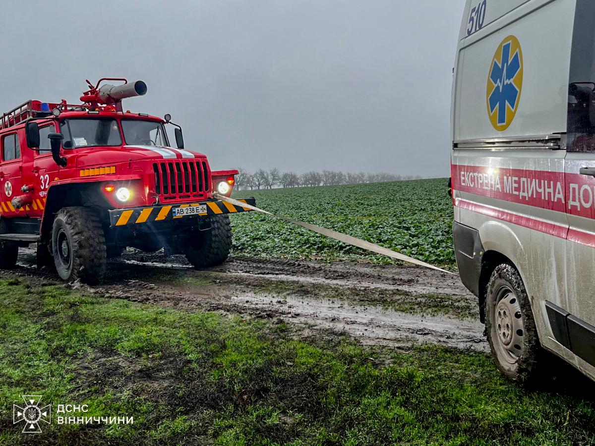 На Вінниччині «швидка» застрягла в болоті