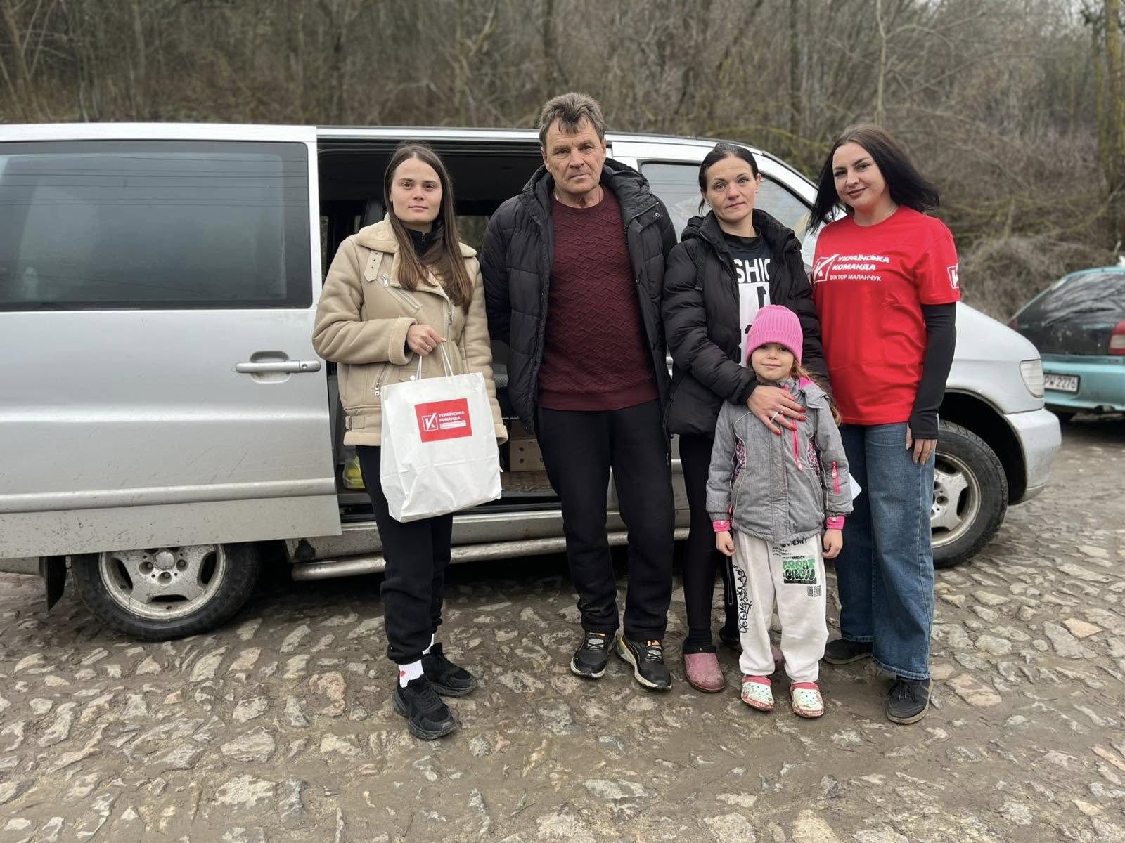 Волонтери “Української команди” привезли гуманітарну допомогу жителям Голдашівки