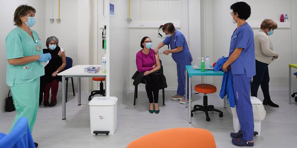 У США вакцинованим жителям дозволили не носити маски та дотримуватися соціальної дистанції