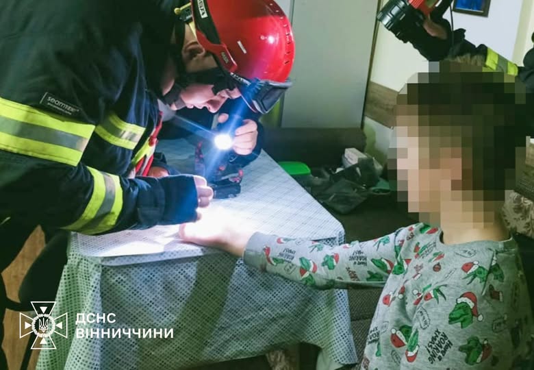 У Вінниці, через дитячі забавки, батькам довелось викликати рятувальників 