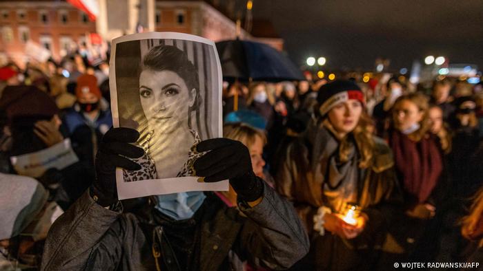 У Польщі відбуваються масові протести через смерть вагітної