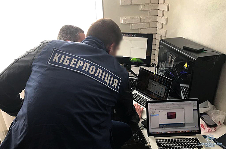 26-річнуа вінничанка втягувала неповнолітніх дівчат до роботи «веб-моделями» та демонстрації інтимних відео за гроші