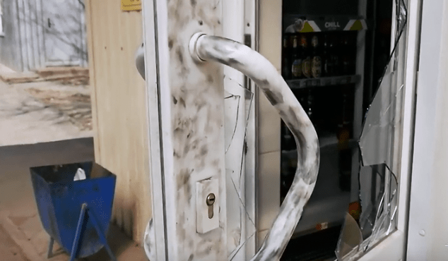 У Хмельницькому намагались пограбувати магазин. Злодіїв допомогли затримати перехожі