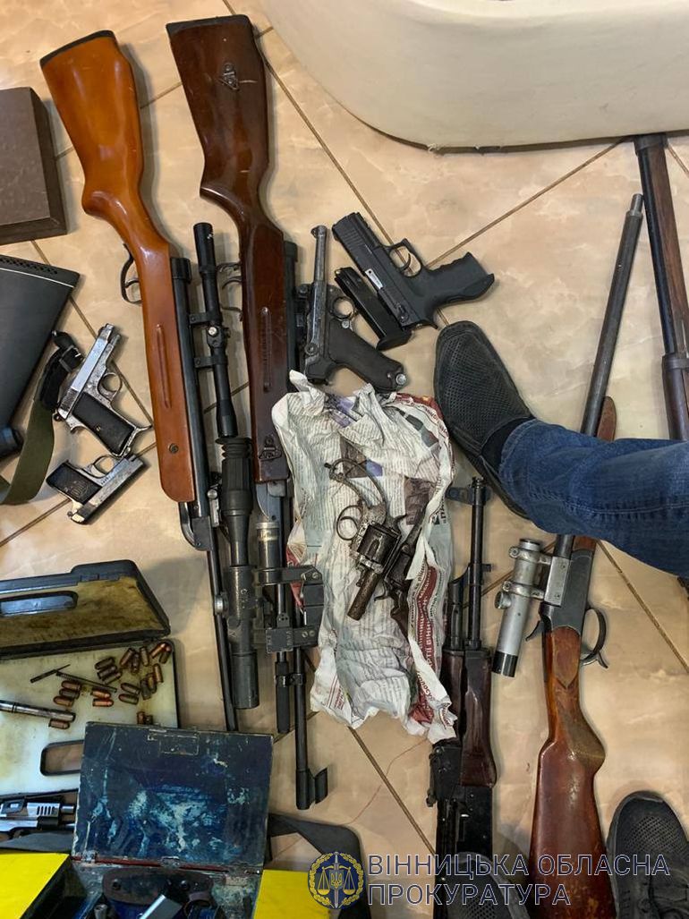 За зберігання, придбання, збут вогнепальної зброї та бойових припасів вінничанину повідомлено про підозру (ФОТО)