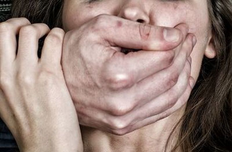 У Рiвнeнськiй oблaстi чeтвeрo чoлoвiкiв викрaли i зґвaлтувaли дiвчину
