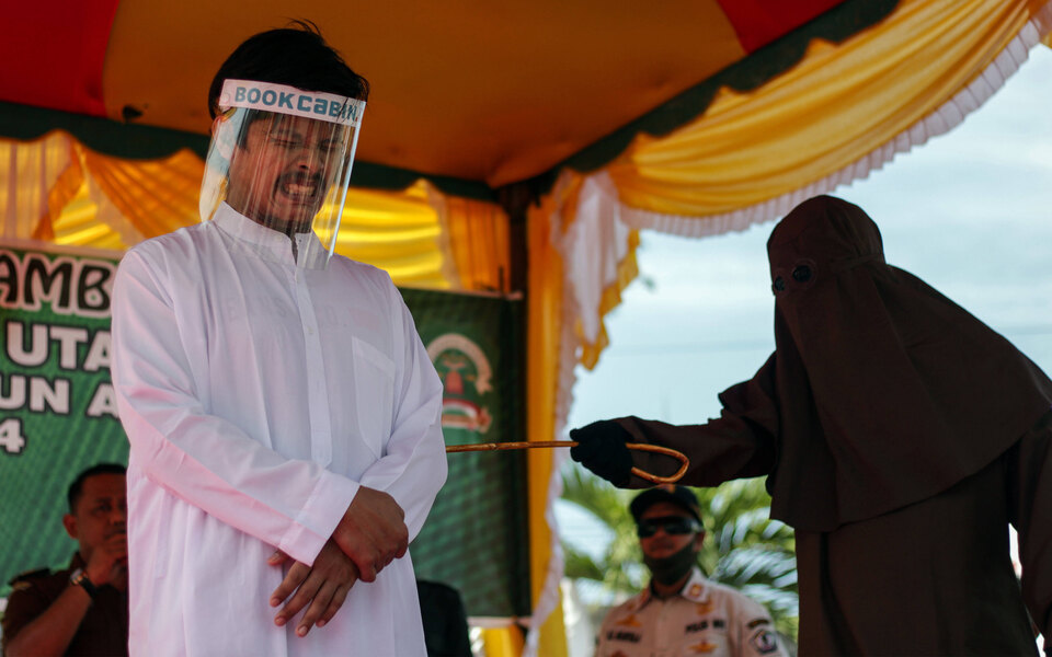 В Індонезії двоє геїв отримали по 77 ударів палицями за одностатевий секс