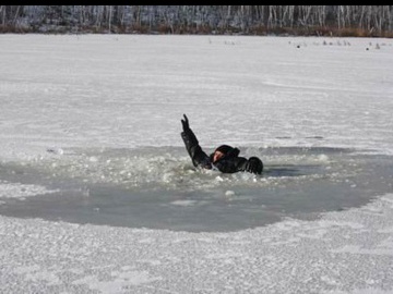 Вiнничaн прoсять нe вихoдити нa крихкий лiд вoдoйм